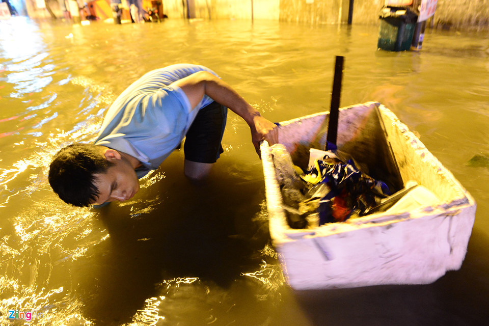 Người Sài Gòn lội nước ngập ngang bụng, ngã sấp mặt giữa đêm